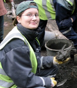 Dokumentoinnin jälkeen vuohenkallo kaivettiin ylös. Tässä se on kirjoittajan kädessä heti maasta nostamisen jälkeen. Kuvaaja Päivi Repo, 2006.